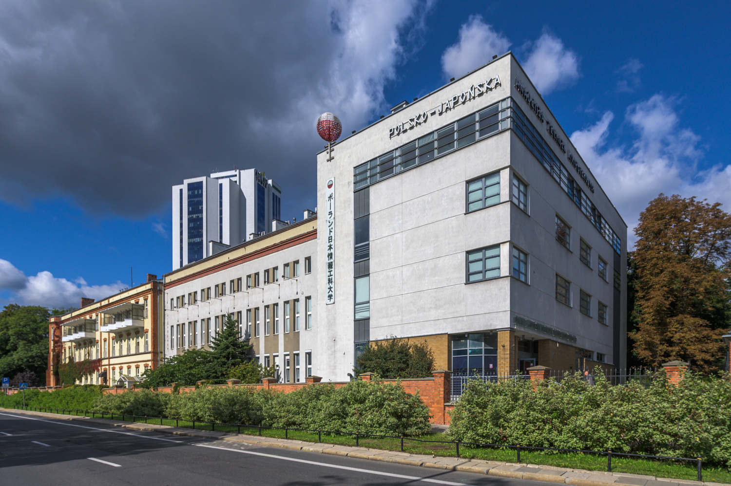 Zdjęcie architektury budynku Polsko-Japońska Akademia Technik Komputerowych